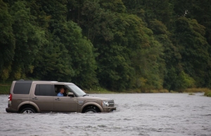 Land Rover преодолевает реку Tweed вброд
