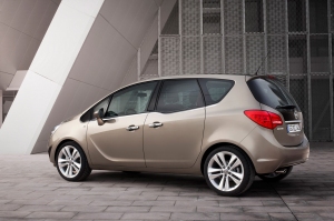 Даже Opel Meriva модель 2010 года выглядит угловато..